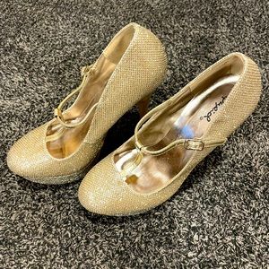 Qupid Womens Gold Sparkling Platform Heels Size 8.5. Glam.